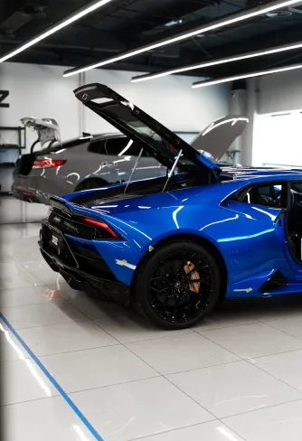 Finished blue Lamborghini Huracán in the DEIZ workshop